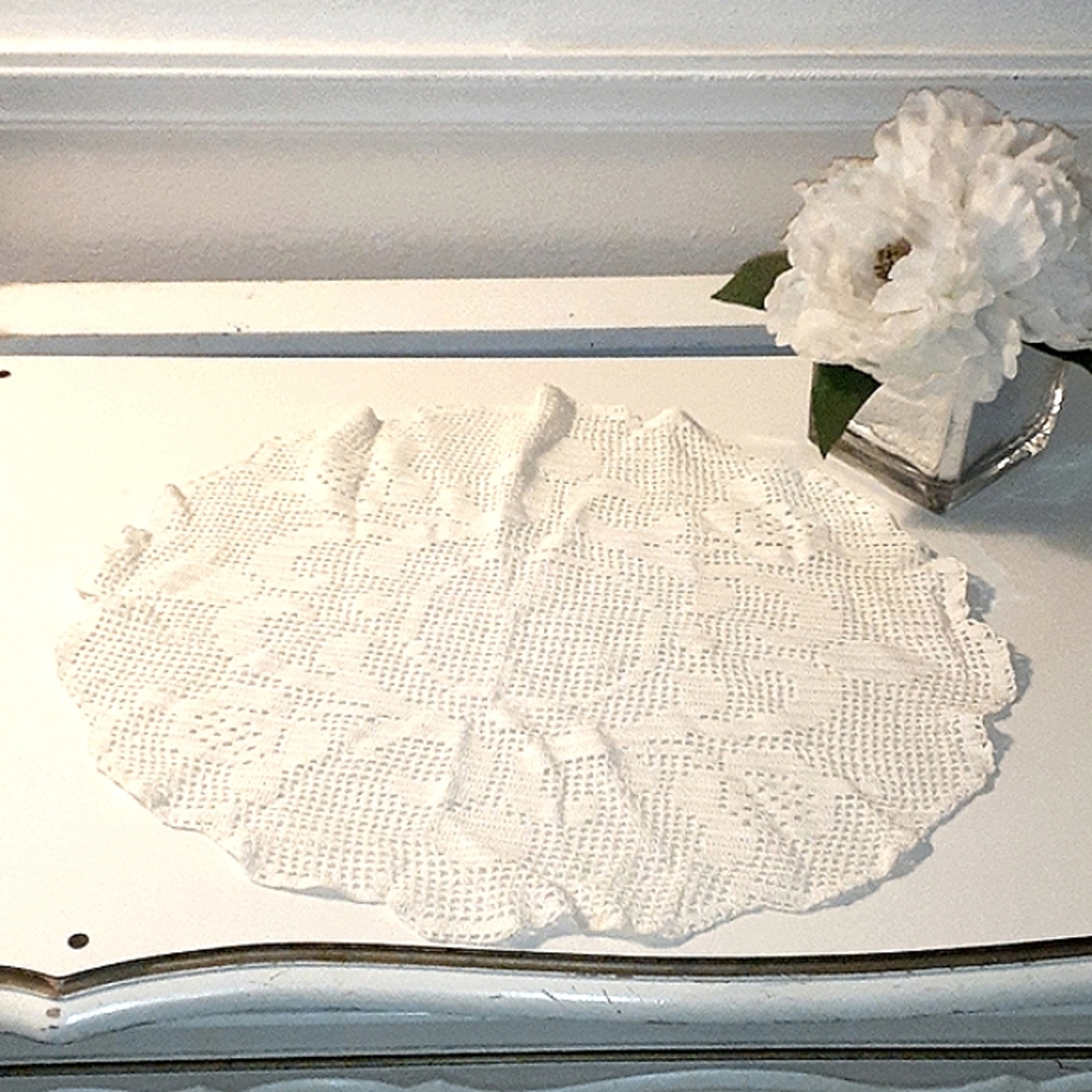 Doily iLace Crochet White OVAL Grannycore Cottagecore Handmade Elegant Vintage